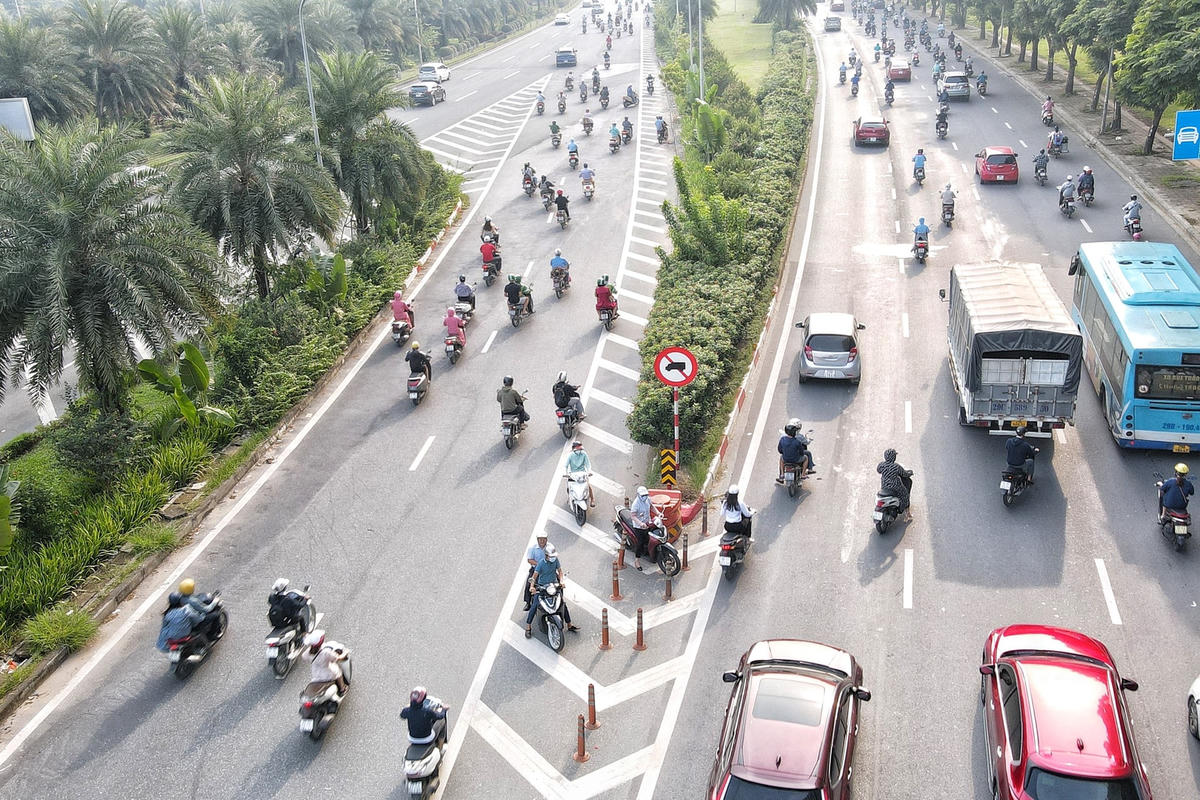 Theo ghi nhận của PV, tại khu vực hầm chui Trung Hòa (Hà Nội) xảy ra tình trạng hàng trăm xe máy nối đuôi nhau đi ngược chiều từ dưới hầm lên vào giờ cao điểm hướng từ đại lộ Thăng Long – Trần Duy Hưng.