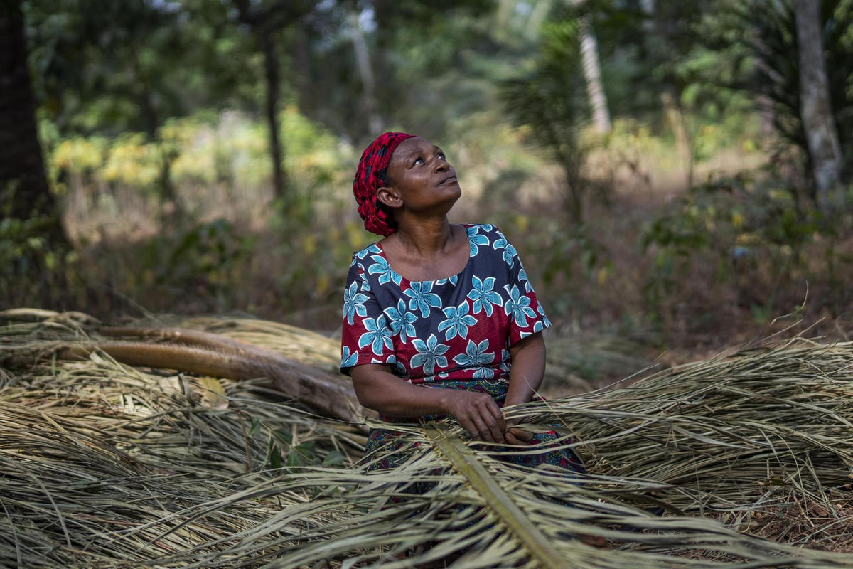 Roseline Ujah, góa phụ 49 tuổi, làm nghề đan lá cọ ở Umuida, Nigeria. Ảnh: AP.