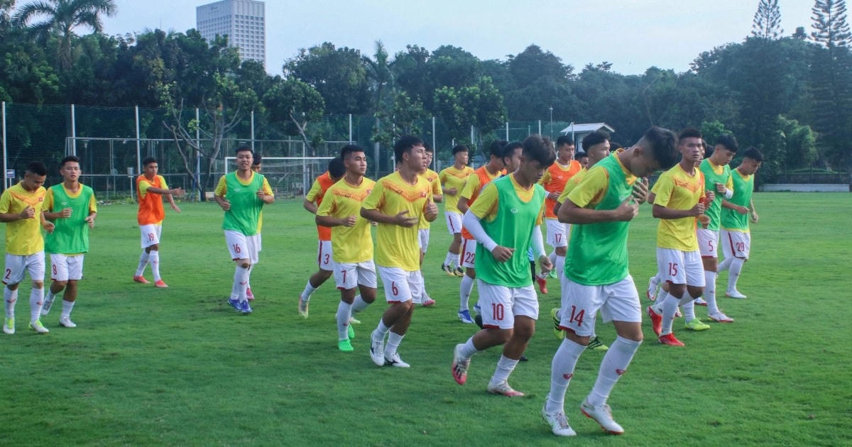 U19 Việt Nam tập buổi đầu tiên tại Jakarta (Indonesia) chiều 29/6. (Ảnh: VFF)