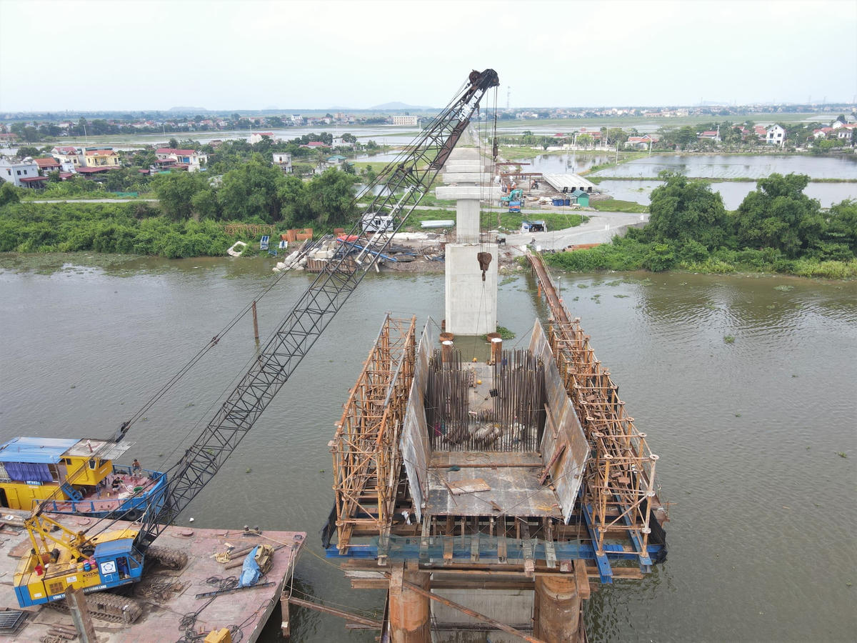 Với dự án này, các nhà thầu đang đẩy nhanh tiến độ thi công, đặc biệt đối với các hạng mục khoan cọc, lên xà mũ của cầu để tránh mùa mưa lũ và tàu thuyền di chuyển trên sông Đáy.   