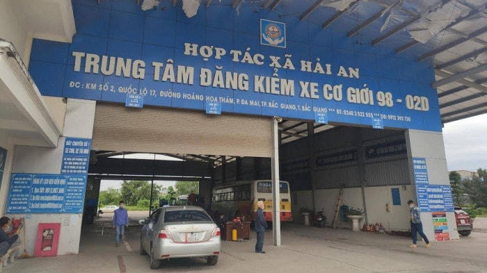 Tại 2 Trung tâm đăng kiểm xe cơ giới số 98-02D và 98-06D bị kỷ luật do kiểm định xe cũ nát đưa đón công nhân, học sinh ở Bắc Giang.
