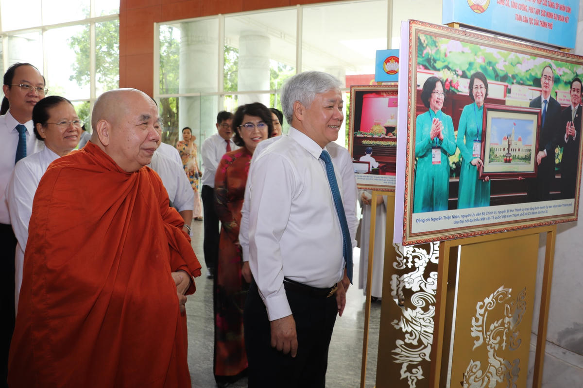 Lãnh đạo UBTƯ MTTQ Việt Nam và các đại biểu tham quan triển lãm những thành tựu nổi bật từ đầu nhiệm kỳ đến nay của MTTQ Việt Nam Thành phố.