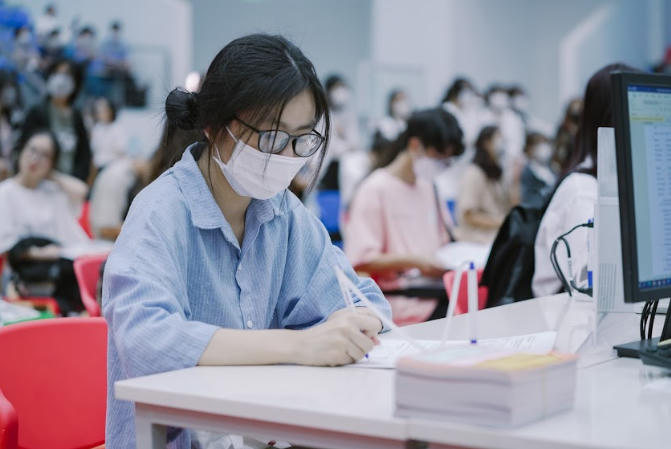 Thí sinh làm thủ tục xác nhận nhập học.