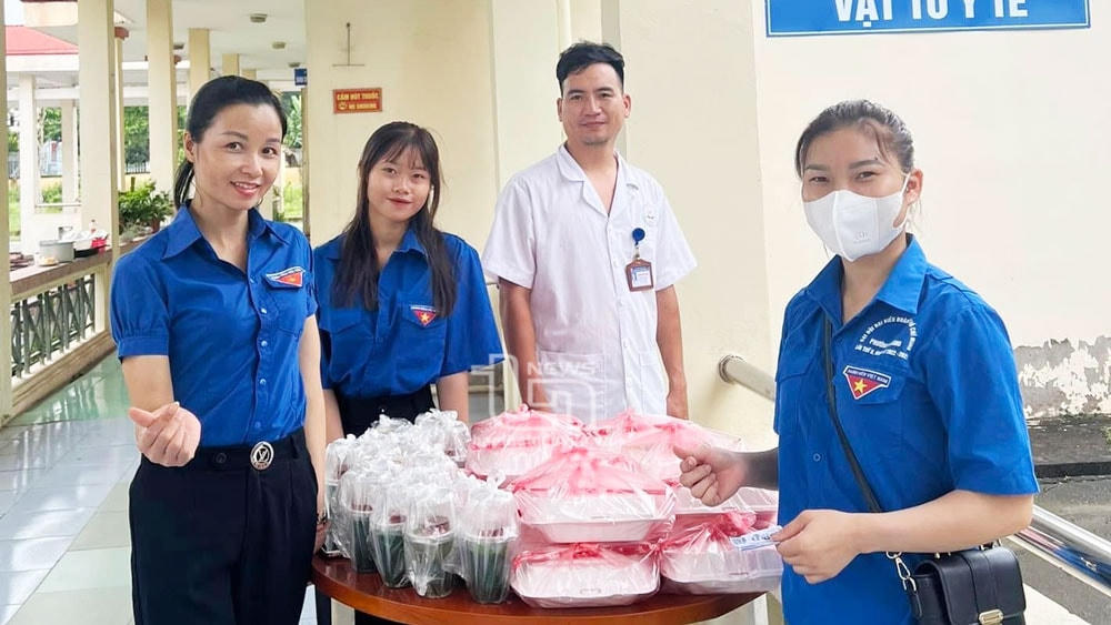 Đoàn viên, thanh niên phát bữa ăn miễn phí tại Trung tâm Y tế TP. Phổ Yên.