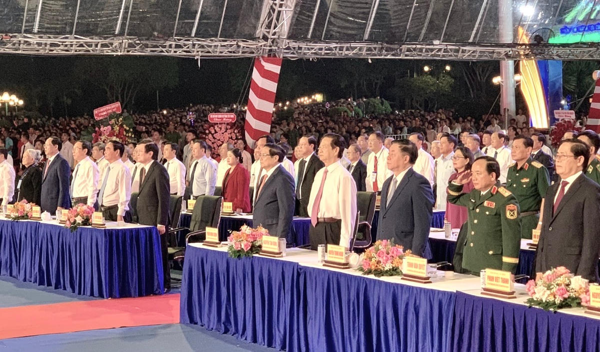 TThủ tướng Chính phủ cùng các nguyên uỷ viên Bộ Chính trị và các vị đại biểu 