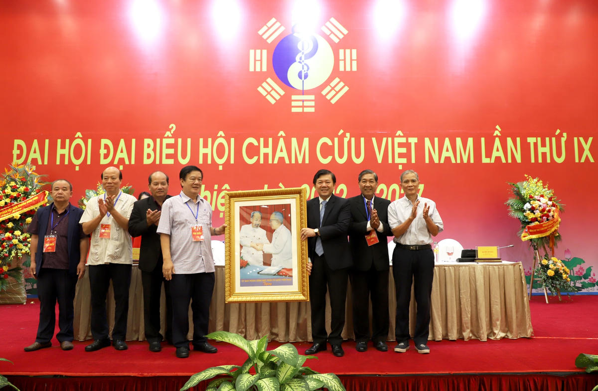 Thay mặt UBTƯ MTTQ Việt Nam, Phó Chủ tịch Nguyễn Hữu Dũng trao bức tranh Bác Hồ - Bác Tôn tặng Hội Châm cứu Việt Nam.