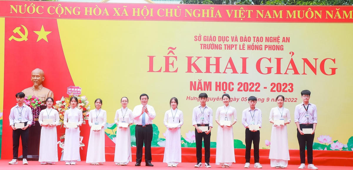 Và trao tặng học bổng cho học sinh Trường THPT Lê Hồng Phong.