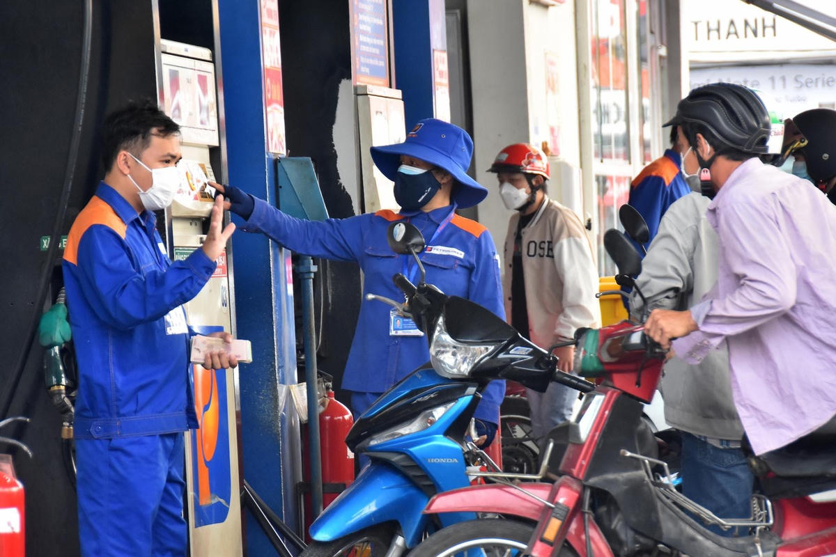 Xăng tăng giá ảnh hưởng lớn tới nhiều mặt cuộc sống.