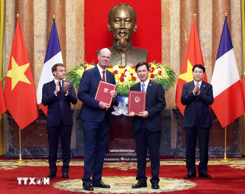 Thứ trưởng Bộ Khoa học và Công nghệ Bùi Thế Duy và Bộ trưởng Kinh tế, Tài chính, Chủ quyền công nghiệp và số hóa Pháp Eric Lombard trao đổi Ý định thư giữa hai Bộ về hợp tác trong lĩnh vực sử dụng năng lượng hạt nhân vì mục đích hòa bình. (Ảnh: Lâm Khánh/TTXVN)
