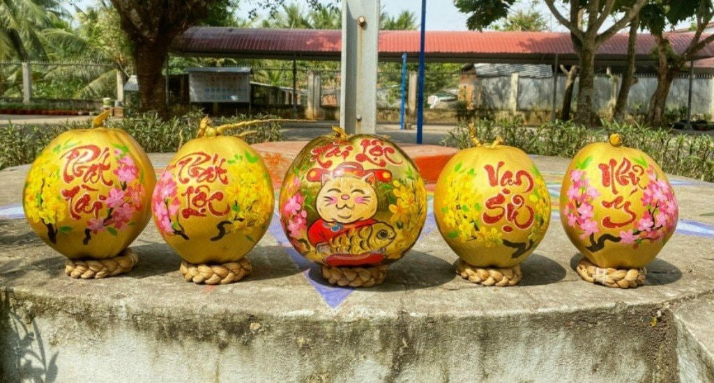 Những nét thư pháp độc đáo trên quả dừa của chị Quyến.