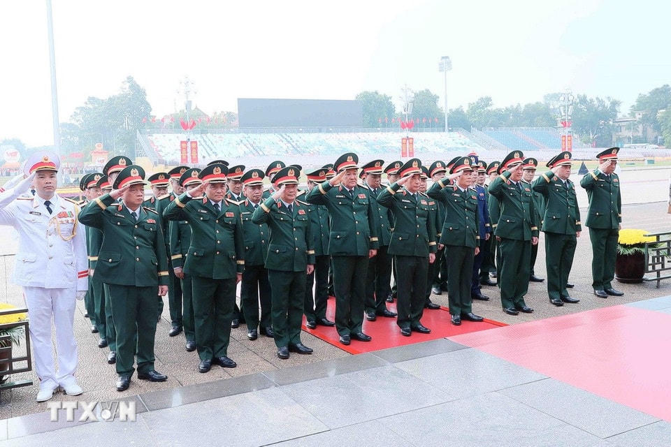 Đoàn đại biểu Quân ủy Trung ương - Bộ Quốc phòng tưởng niệm Chủ tịch Hồ Chí Minh. (Ảnh: An Đăng/TTXVN)