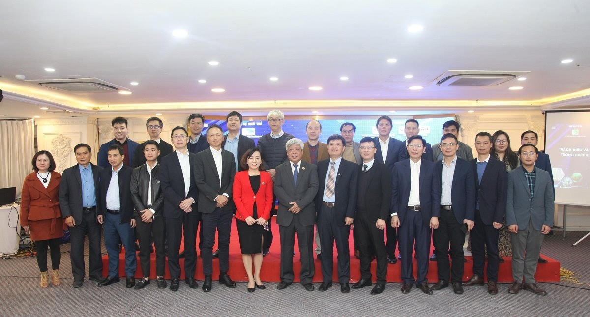 Các đại biểu tham dự Diễn đàn chụp ảnh lưu niệm .