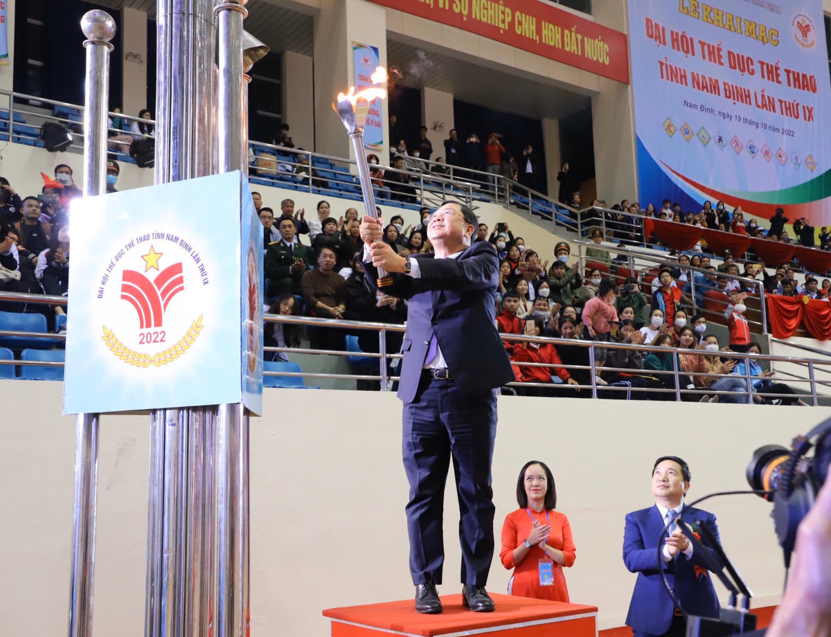 Bí thư Tỉnh ủy Nam Định Phạm Gia Túc thực hiện nghi thức châm đuốc, thắp lửa lên Đài lửa Đại hội. Ngọn lửa được rước từ Đền Thiên Trường (Khu di tích lịch sử - văn hóa Đền Trần - Chùa Tháp).