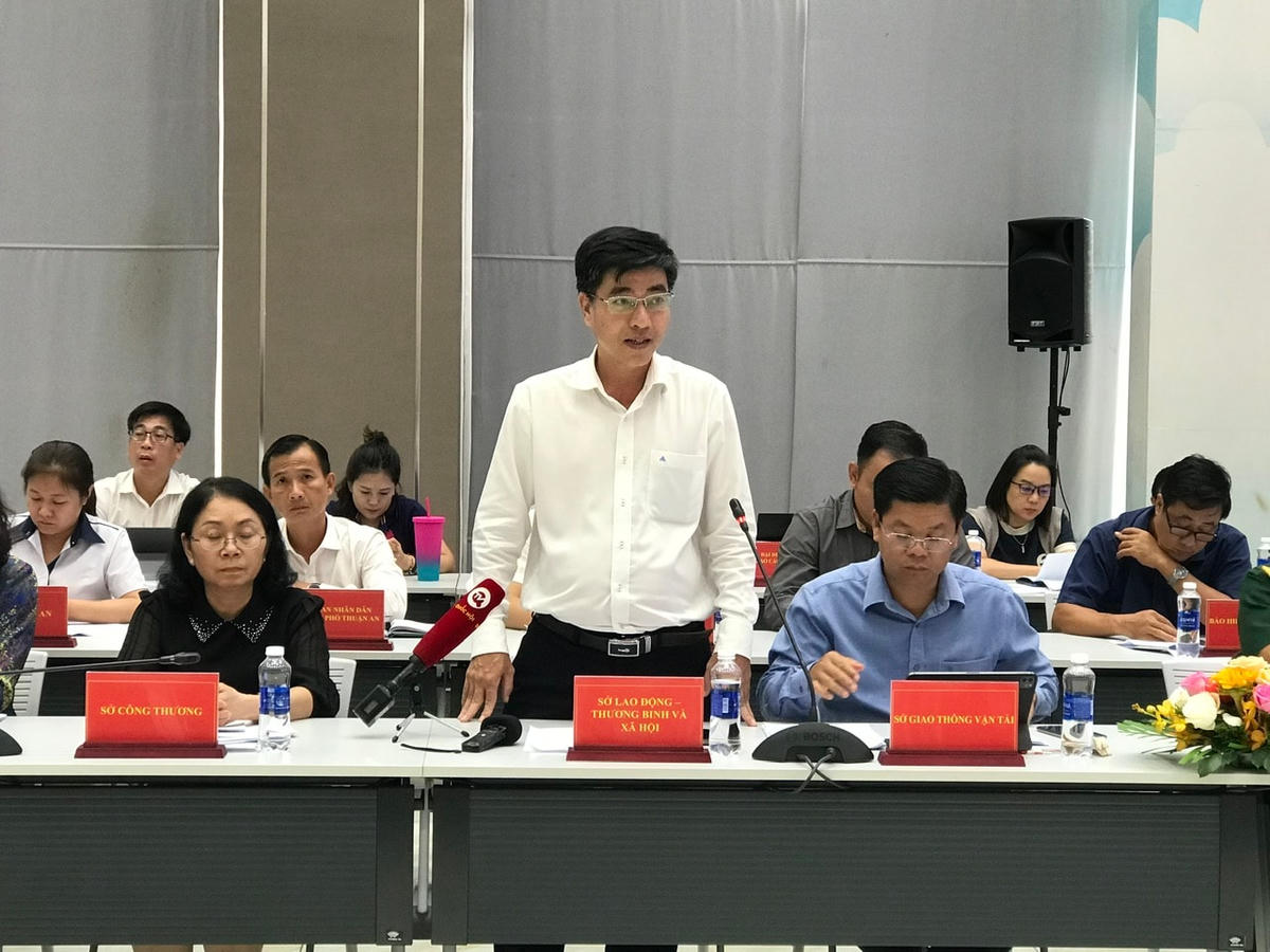 Đại diện Sở Lao động, Thương binh và Xã hội thông tin về tình hình hỗ trợ người dân gặp hoàn cảnh khó khăn.