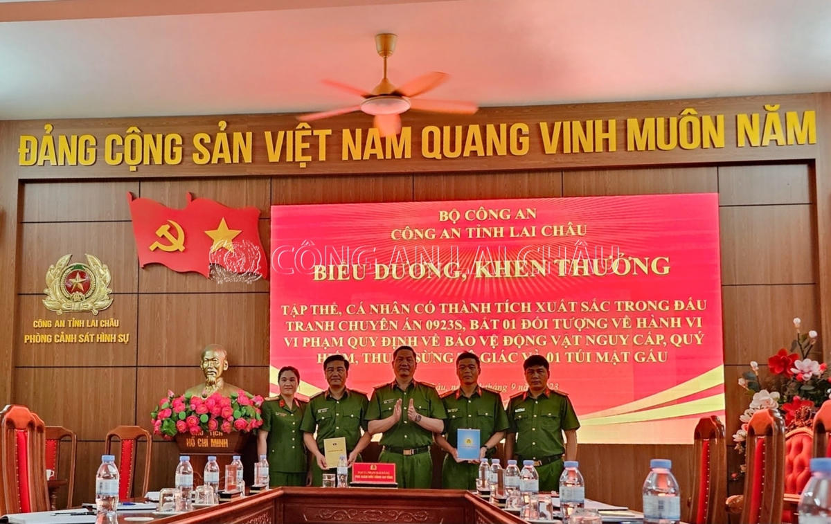 Đại tá Phạm Hải Đăng đã trao thưởng nóng của Chủ tịch UBND tỉnh Lai Châu và phần thưởng của Ban Giám đốc Công an tỉnh động viên Ccán bộ chiến sỹ tham gia ban chuyên án.