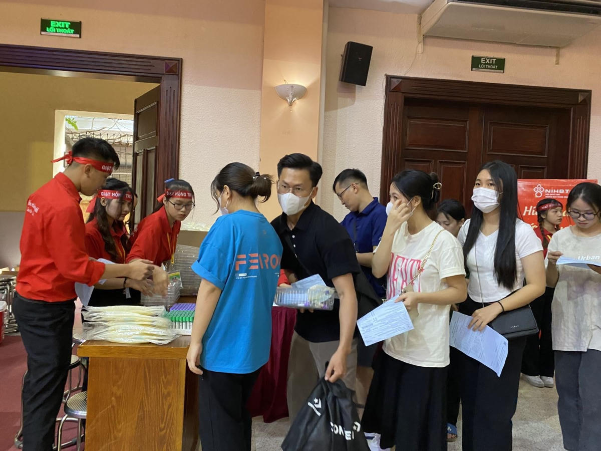 Đông đảo các bạn trẻ đến đăng ký tham gia hiến máu tình nguyện.