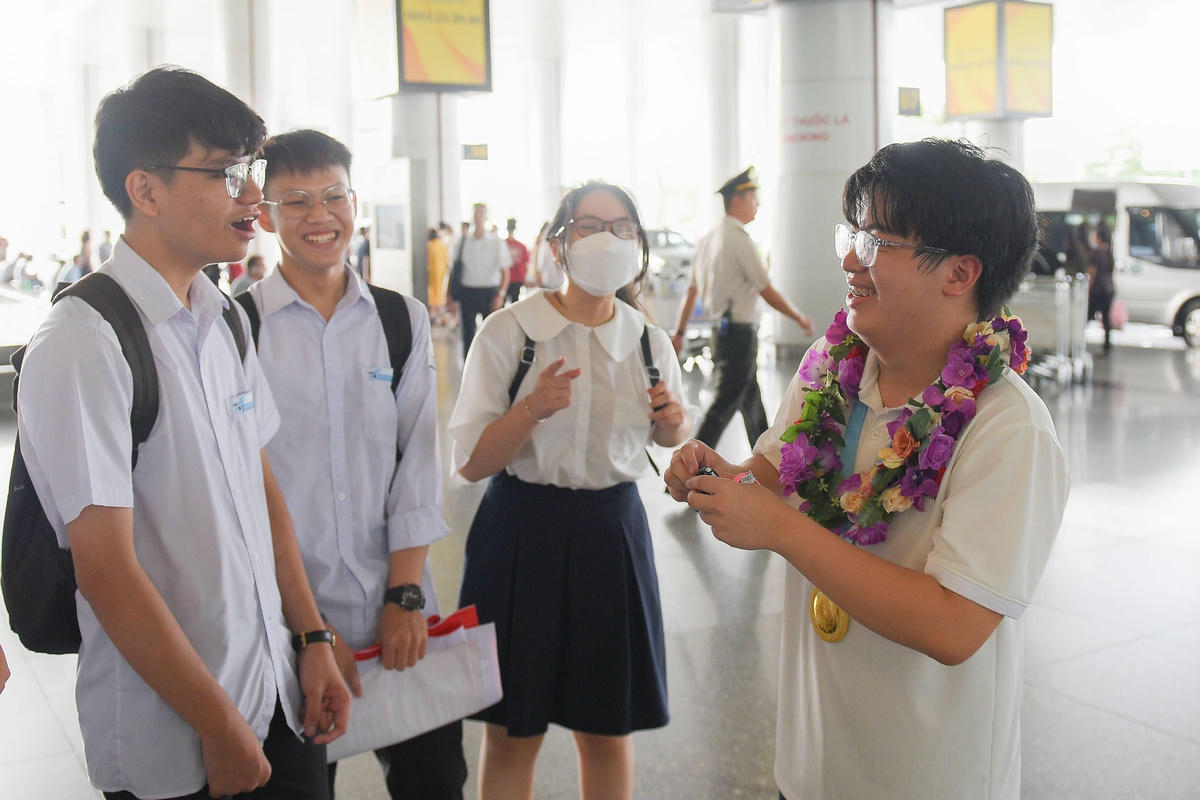 Nụ cười rạng rỡ ngày trở về của các thành viên đội tuyển IMO 2022.