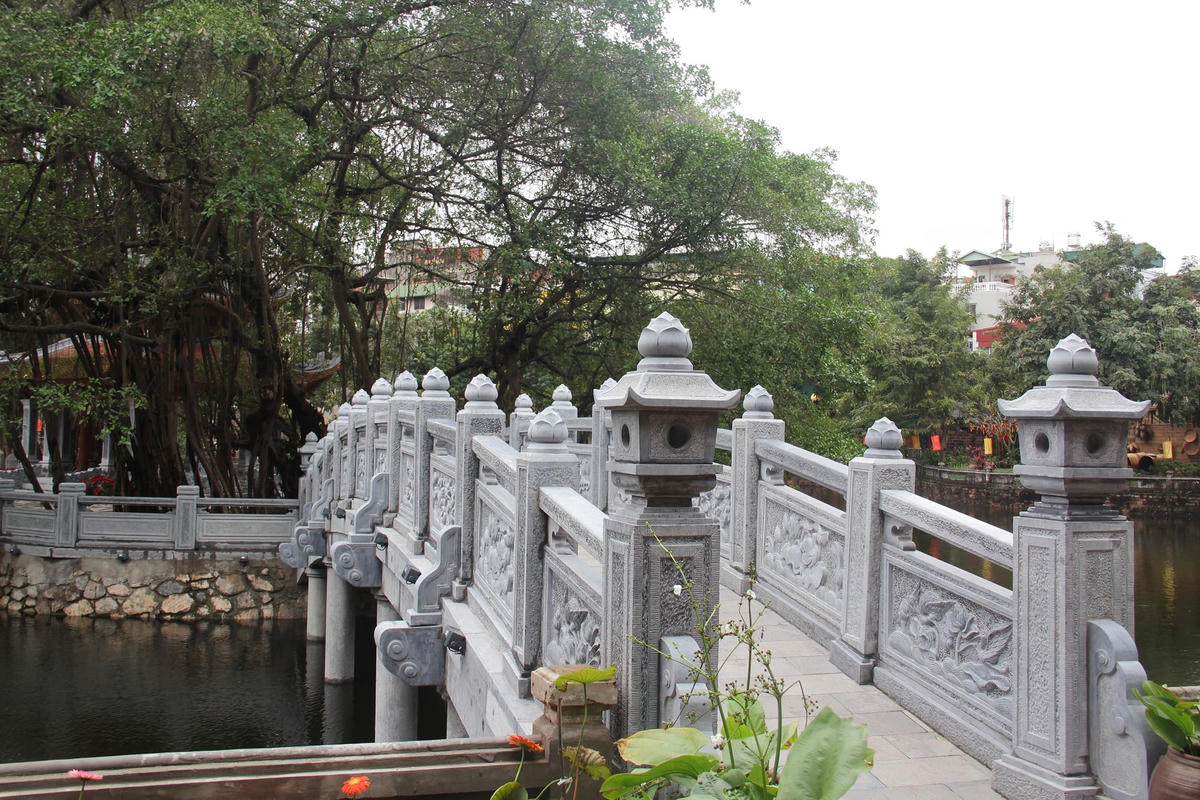 Chi tiết cầu đá tạo điểm nhấn cho sự hồi sinh của hồ Văn.