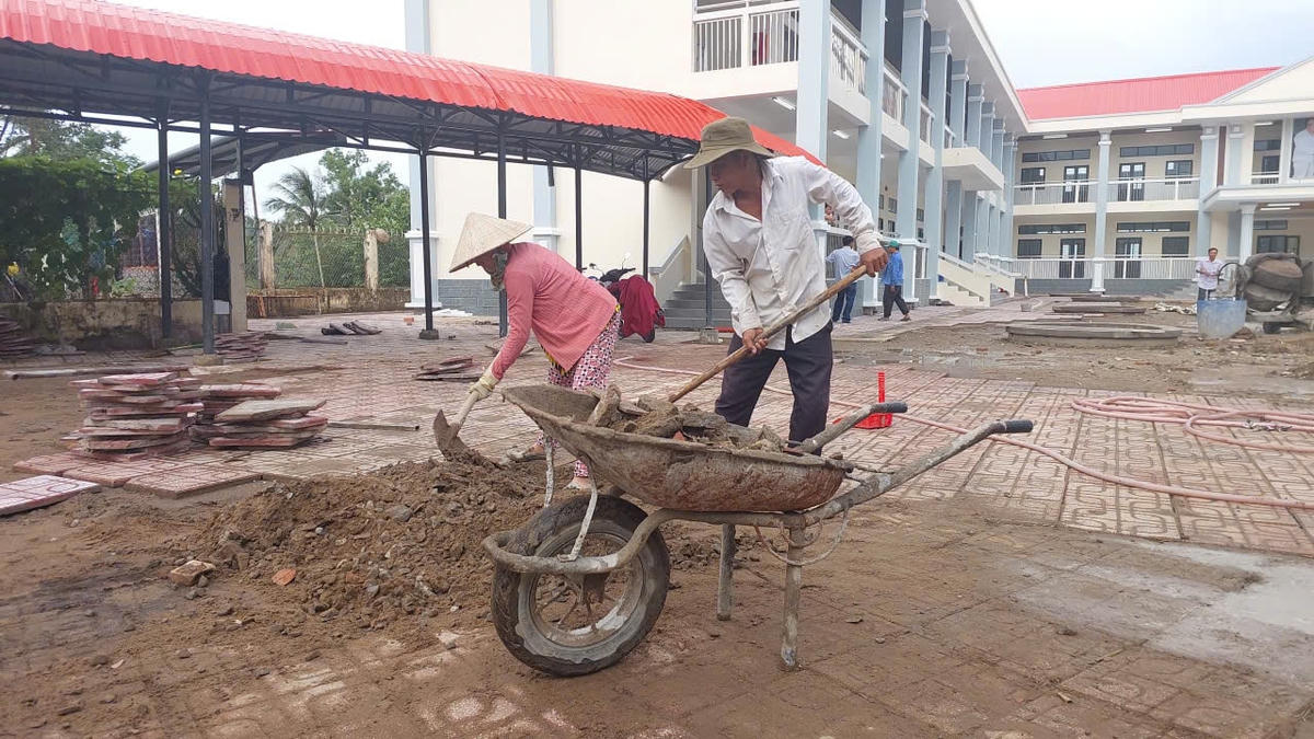 Một trong những mặt công tác quan trọng nhất để chuẩn bị cho năm học mới là hoàn thiện cơ sở vật chất trường lớp, trang thiết bị dạy và học. Ảnh: Nguyên Du