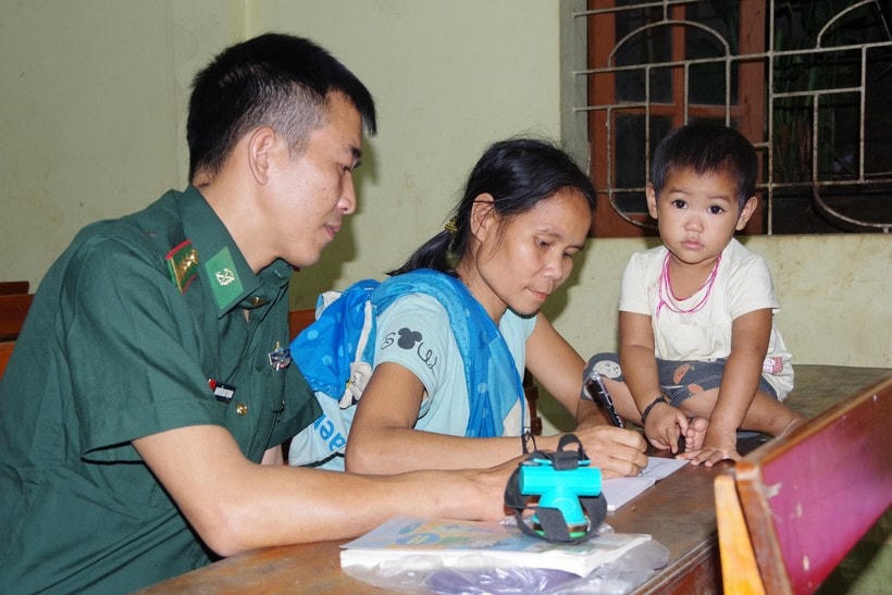 Lớp xóa mù chữ ở bản Phồng, xã Tam Hợp, huyện Tương Dương, Nghệ An. (Ảnh: Hải Thượng).