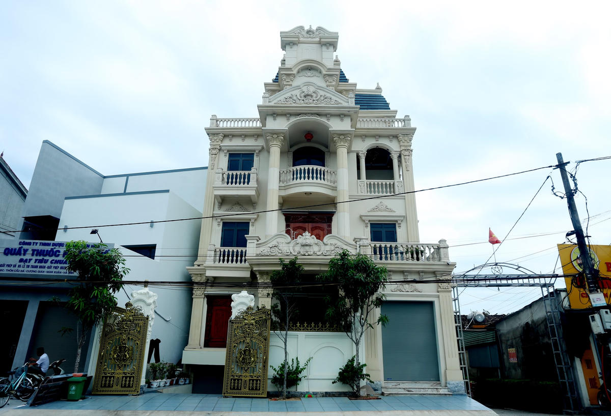 Hình ảnh những căn biệt thự nguy nga 3-4 tầng không còn quá xa lạ ở nơi đây.