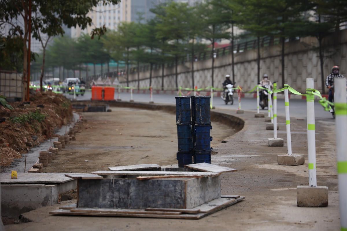 Vì vậy, việc nghiên cứu cải tạo, tổ chức giao thông nút giao Mai Dịch đồng bộ với dự án đầu tư xây dựng cầu cạn đoạn Mai Dịch - Nam Thăng Long theo hướng bổ sung 2 đơn nguyên cầu vượt thép chạy dọc hai bên cầu vượt Mai Dịch để tách các làn xe cơ giới lưu thông trong nội đô qua nút giao với các dòng xe ô tô lưu thông theo tuyến đường cao tốc trên cao là điều rất cần thiết.