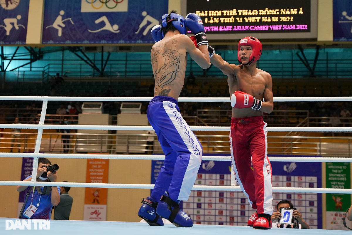 Kịch tính võ sĩ kickboxing Việt Nam đấm bay mũ đối thủ tại SEA Games 31