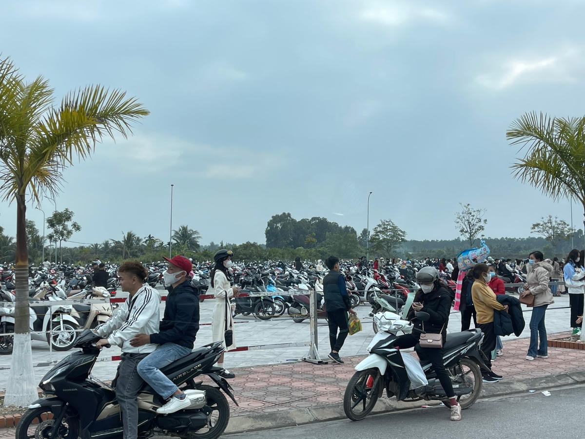 Bãi gửi xe máy chật kín xe của người dân và du khách đi lễ đền thờ Trần Hưng Đạo.