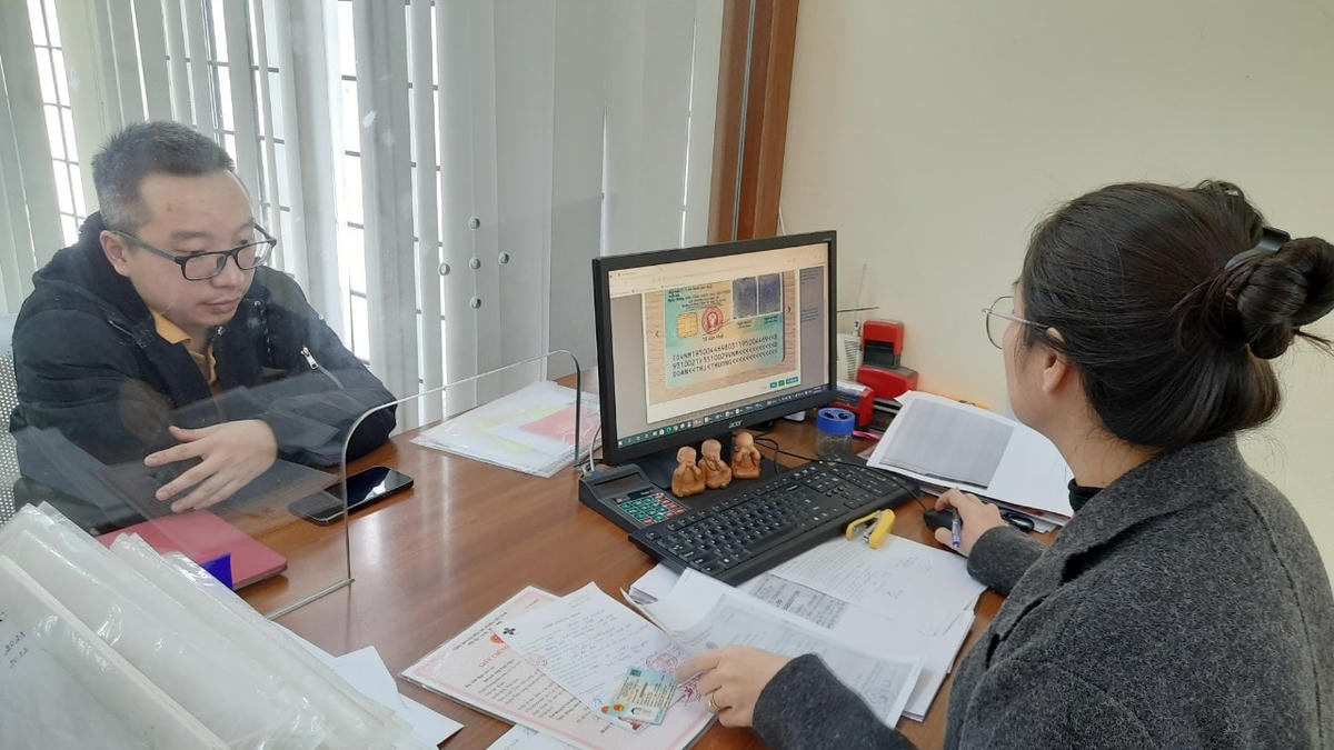 Đa số người dân đến làm thủ tục hành chính đều hài lòng khi tích hợp dữ liệu cư dân trên thẻ căn cước công dân gắn chip. Ảnh: Xuân Ngọc.