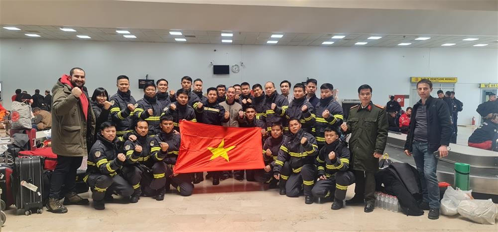 Đoàn công tác Bộ Công an tham gia cứu nạn, cứu hộ. Ảnh: Bộ Công an.