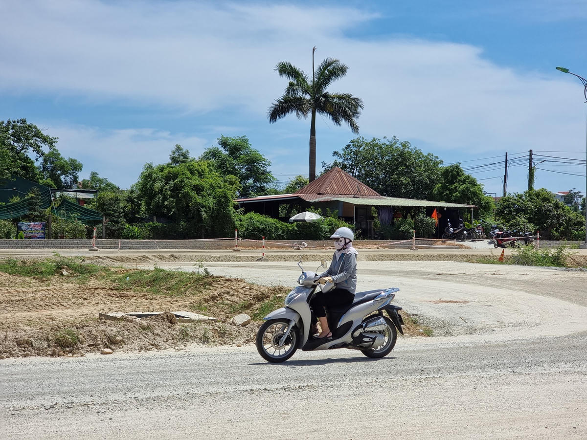 Ngoài ra, việc nâng cao độ các tuyến đường Tố Hữu, Võ Nguyên Giáp hình thành các trục đường chính có khả năng cơ động bằng cơ giới để cứu hộ, cứu nạn các khu dân cư trong vùng khi xảy ra lũ lụt. Về việc thoát lũ sau khi nâng cao 2 tuyến đường, ông Việt cho biết, tại đồ án quy hoạch này, ngoài hệ thống thoát nước mưa, trong khu vực xây dựng các kênh đào nối thông các sông Phát Lát, An Cựu, Như Ý và xây dựng các hồ điều hòa để giảm thiểu tình trạng ngập lụt khi nâng cốt cao độ tuyến đường.