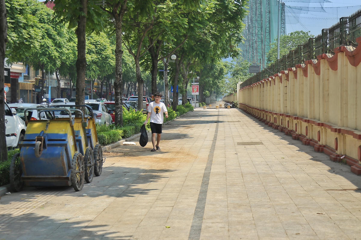 Đề cập đến vấn đề nếu xảy ra các tình huống cấp bách như cháy nổ các cột trụ đá này có dễ dàng di chuyển hay không, ông Duy khẳng định tất cả các trụ đá này được gắn keo xuống nền vỉa hè nên sau khi đi vào quy củ hoặc có cháy nổ chúng có thể dễ dàng di chuyển.