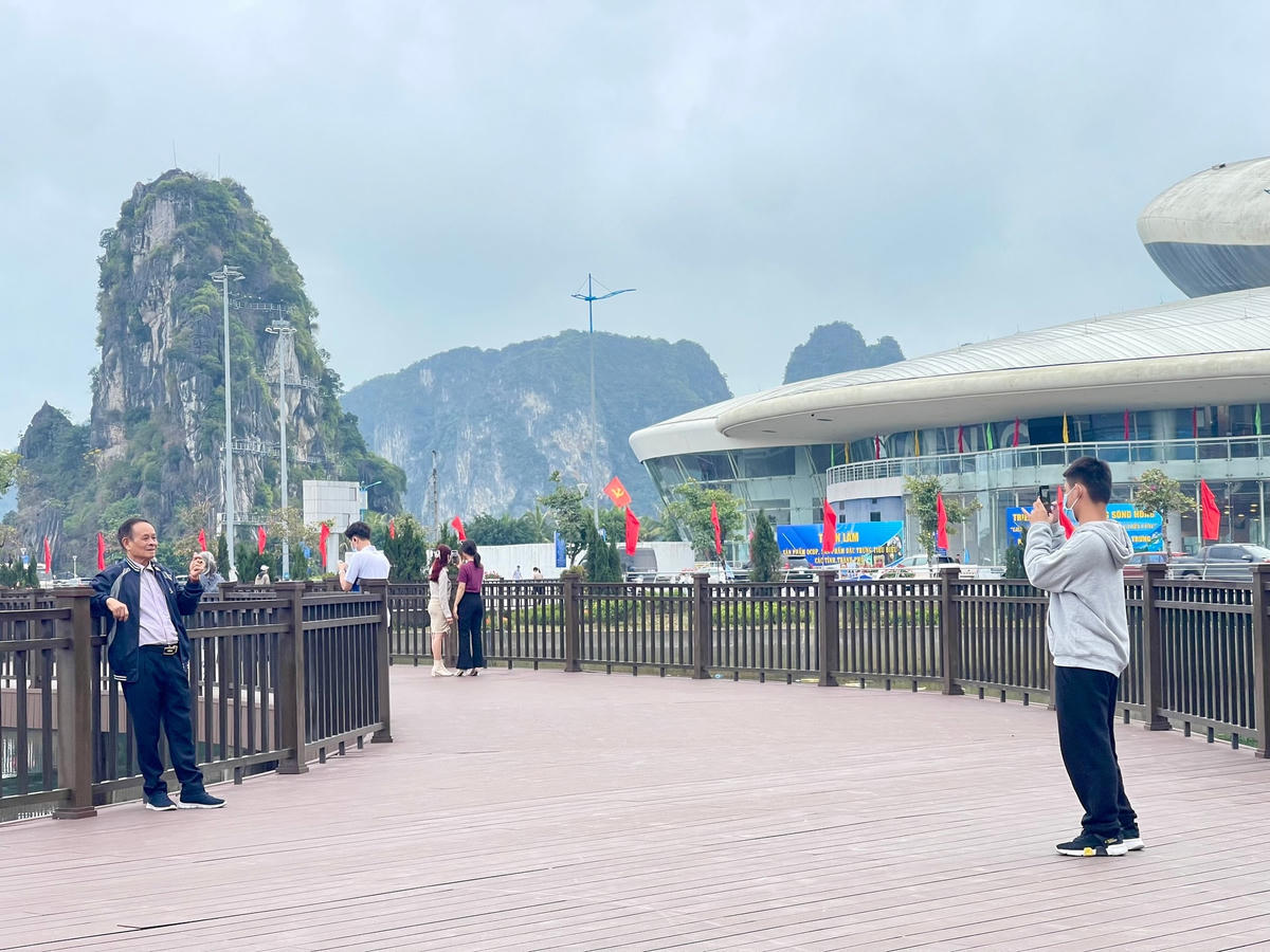[ẢNH] Quảng Ninh: Người dân thích thú 'check in' trước 'hòn non bộ' khổng lồ ở Hạ Long