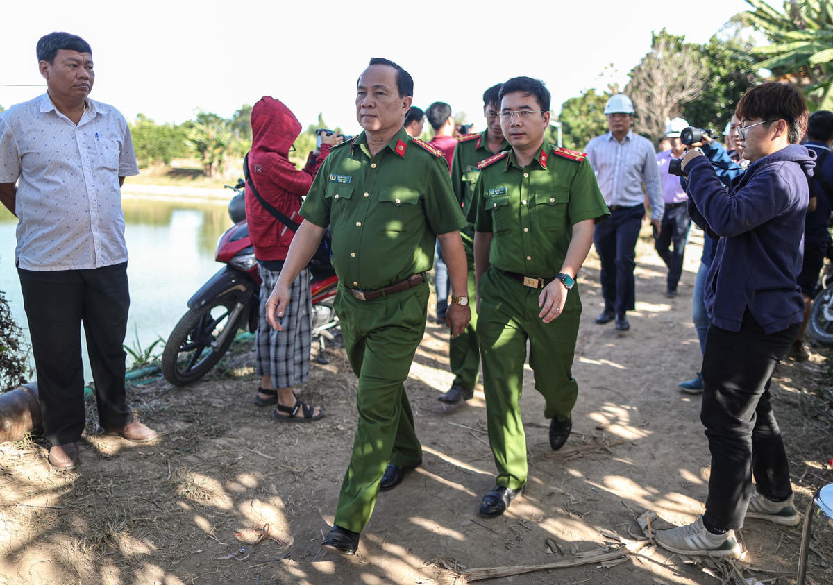 Lãnh đạo Cục Cảnh sát Phòng cháy chữa cháy và Cứu nạn, cứu hộ, Bộ Công an đã có mặt nhiều ngày qua cùng tham gia công tác cứu hộ (Ảnh: Hải Long). Nguồn: Dân Trí.