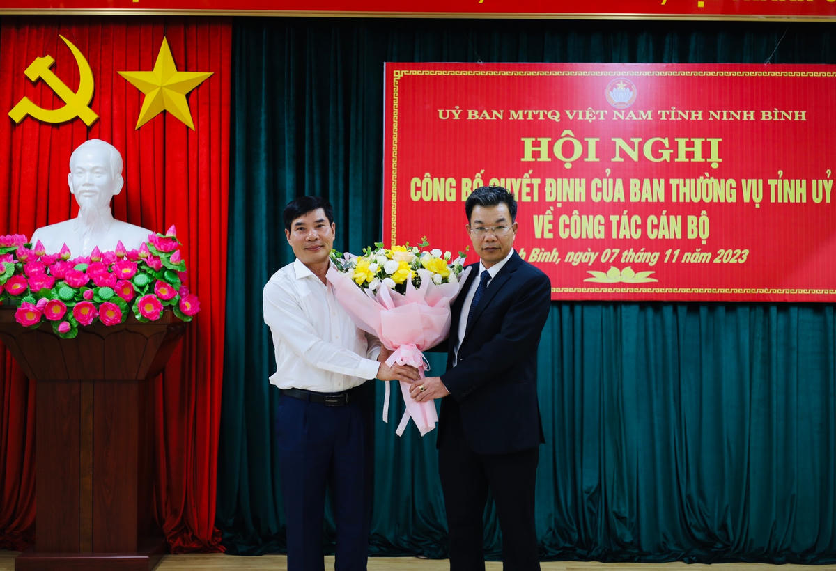Ông Đỗ Việt Anh, Trưởng ban Dân vận Tỉnh ủy, nguyên Chủ tịch MTTQ tỉnh Ninh Bình tặng hoa chúc mừng tân Chủ tịch MTTQ tỉnh nhiệm kỳ 2019 - 2024