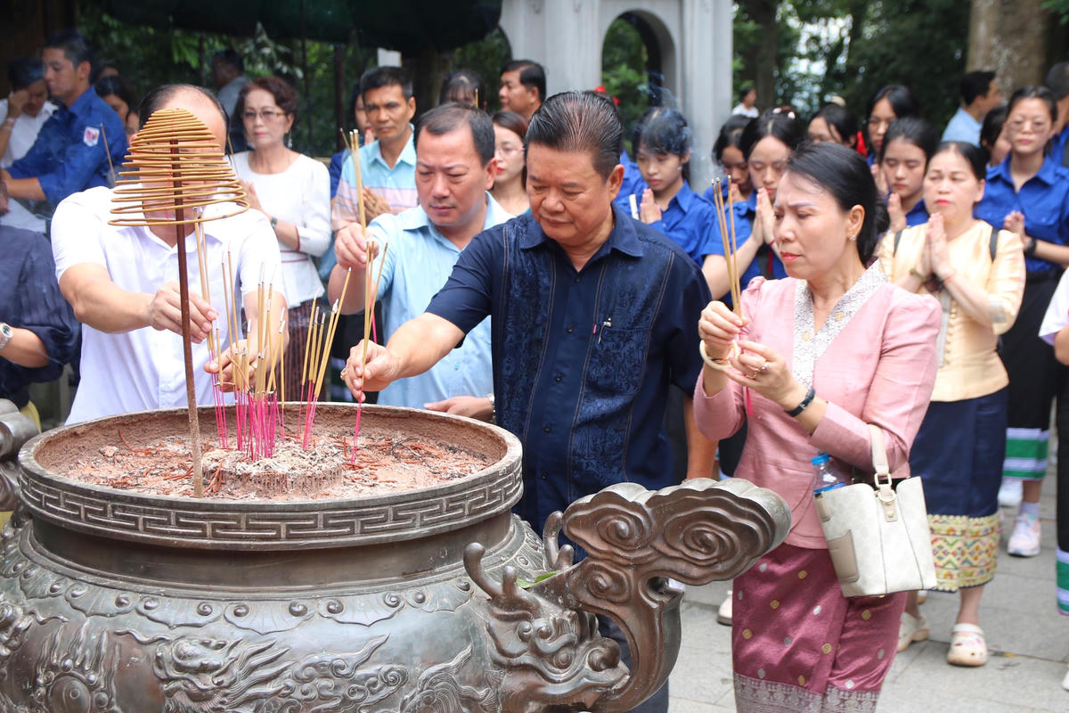 [Ảnh] Giáo viên và học sinh tiêu biểu Trường song ngữ Lào - Việt Nam Nguyễn Du dâng hương tại Đền Hùng