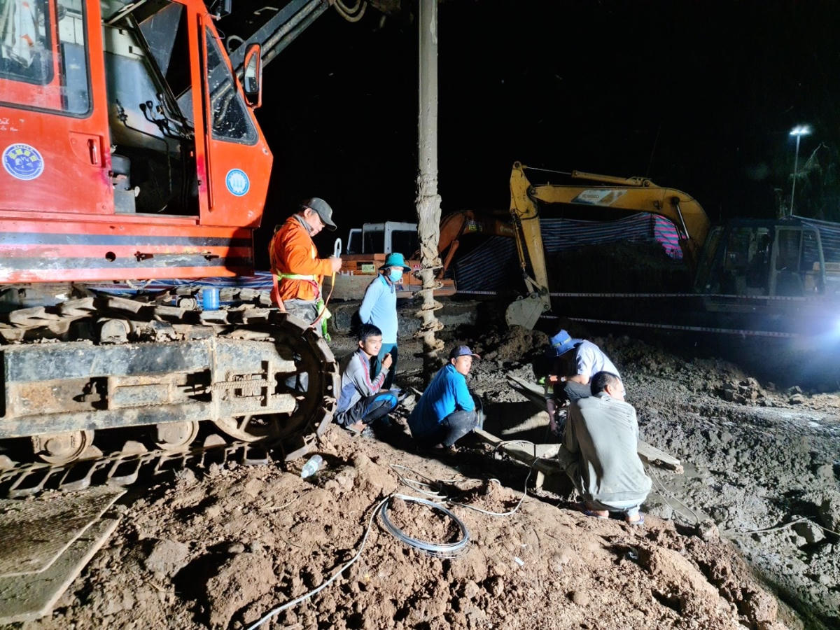 Nhiều máy móc, thiết bị được điều động đến hiện trường.