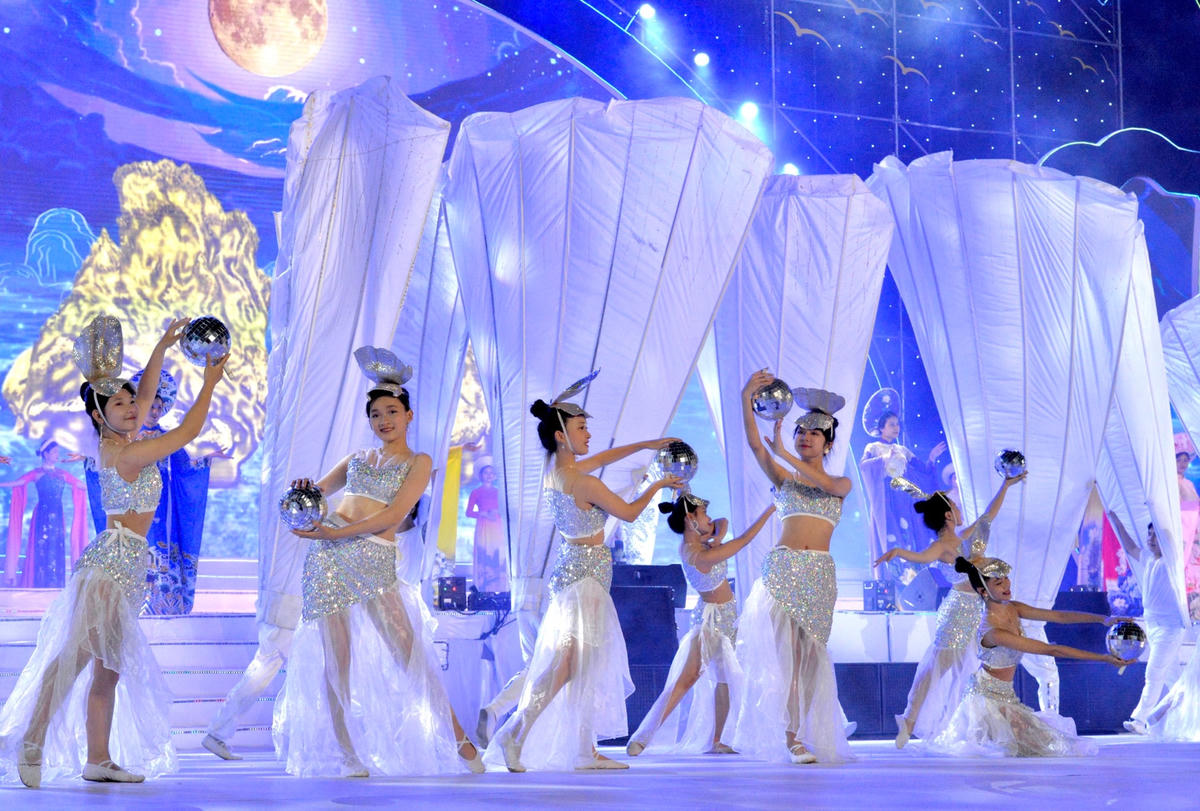 Các tiết mục nghệ thuật ấn tượng, giàu cảm xúc giới thiệu đến du khách về Di sản thiên nhiên thế giới vịnh Hạ Long, nguồn cảm hứng nghệ thuật vô tận.