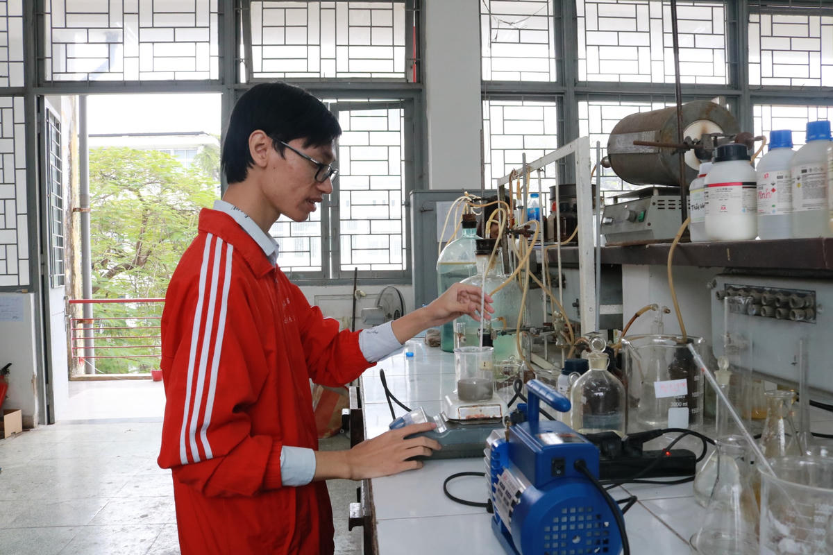 Sinh viên Đại học Bách Khoa Hà Nội tại phòng thí nghiệm nhà trường.