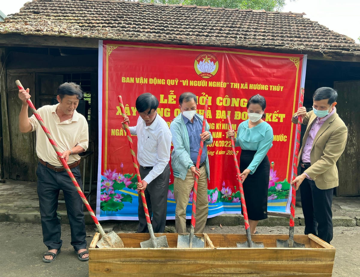 Trong năm 2022, Ủy ban MTTQ thị xã Hương Thủy đã xây dựng 11 ngôi nhà Đại đoàn kết cho hộ nghèo.