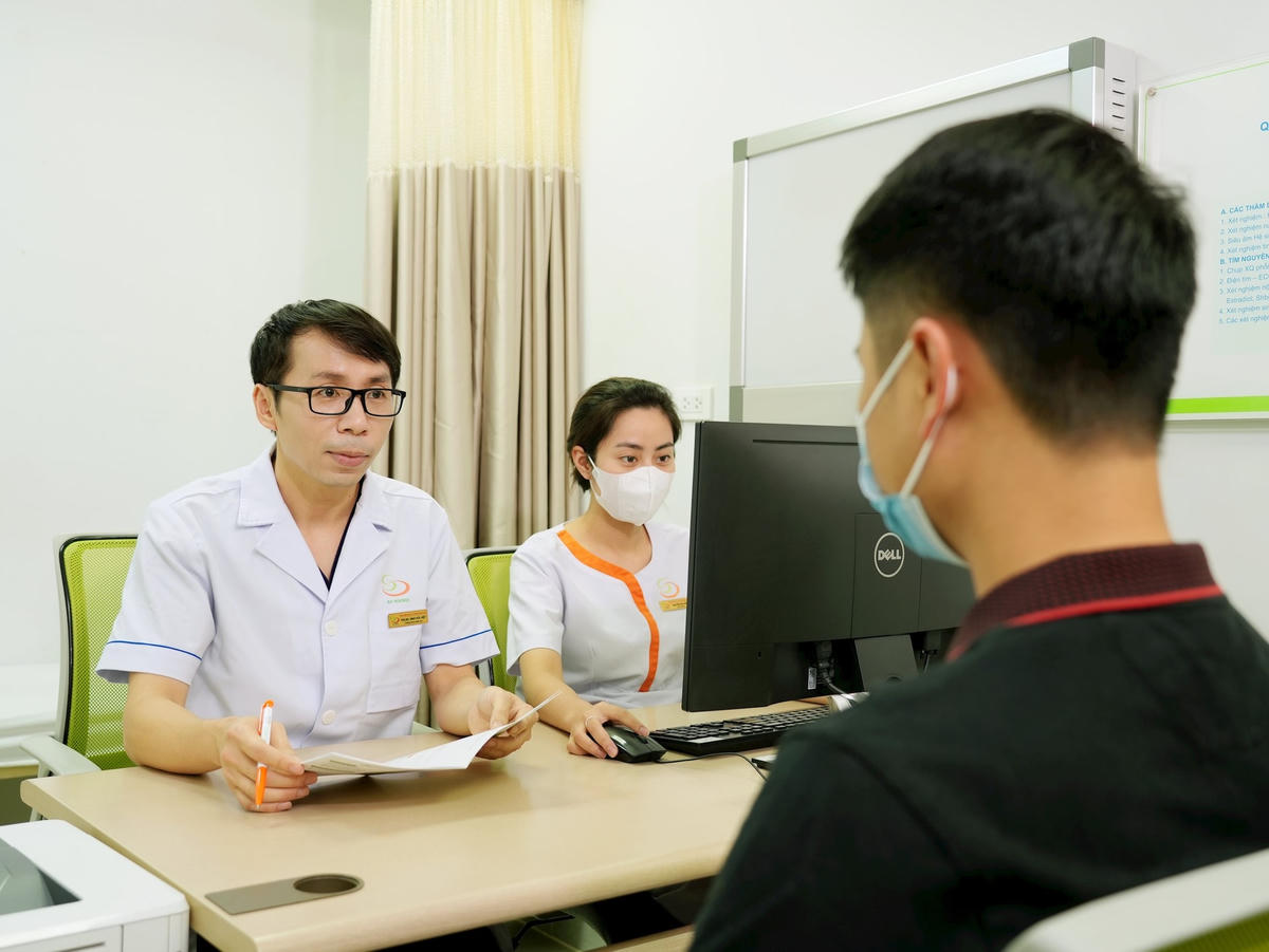 ThS.BS Äinh Há»¯u Viá»t - TrÆ°á»ng khoa Nam há»c, Bá»nh viá»n Nam há»c vÃ Hiáº¿m muá»n HÃ Ná»i tÆ° váº¥n cho bá»nh nhÃ¢n Äáº¿n thÄm khÃ¡m (HÃ¬nh minh há»a)