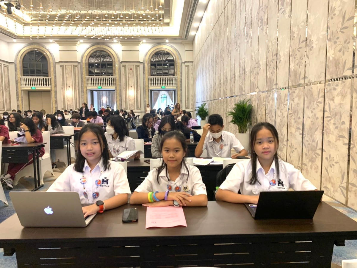 An Khanh và đồng đội đã có màn tranh biện xuất sắc và giành Huy chương Vàng cho vòng thi này. Ảnh: NVCC.