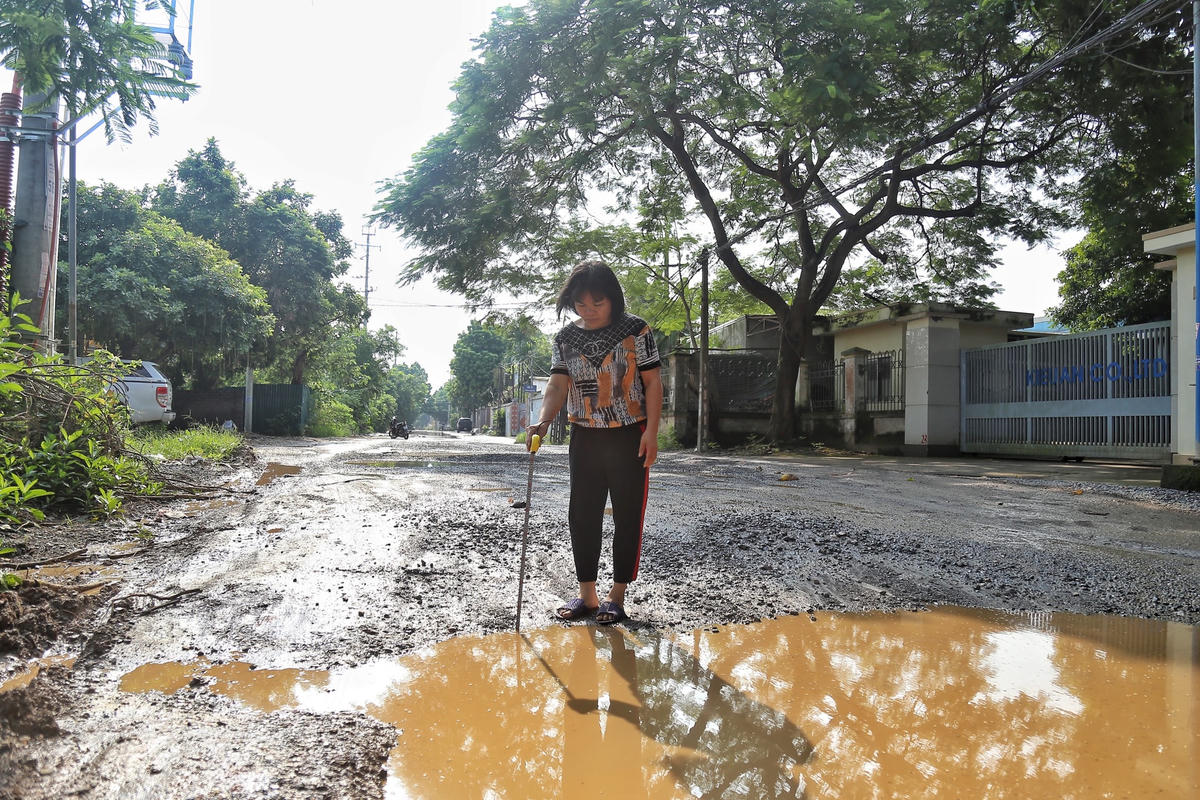 Theo chị Phạm Thị MinhThu, người dân sinh sống ngay sát tuyến đường này cho biết, từ 21h đến 5h sáng hôm sau hàng loạt container di chuyển vào tuyến đường này để vào các công ty. Những chiếc container này có tải trọng lớn thường xuyên di chuyển vào khiến tuyến đường ngày càng xuống cấp.