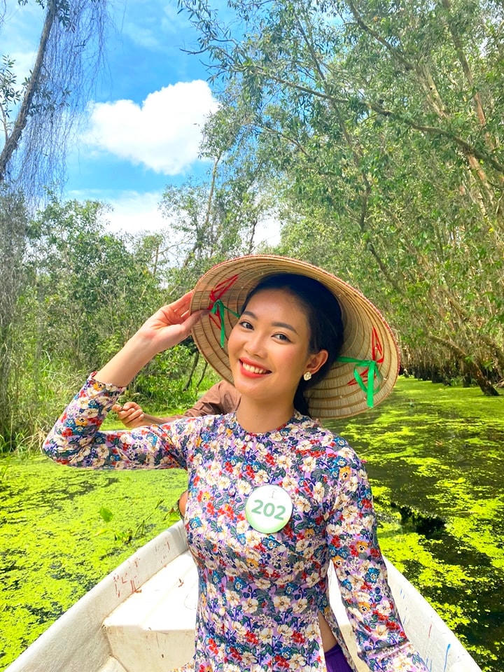 Hoa khôi Sông Vàm 2022 Huỳnh Đào Diễm Trinh được đánh giá là một trong những thí sinh có gương mặt mộc góc cạnh, ưa nhìn nhờ sở hữu làn da trắng, mịn màng. 
