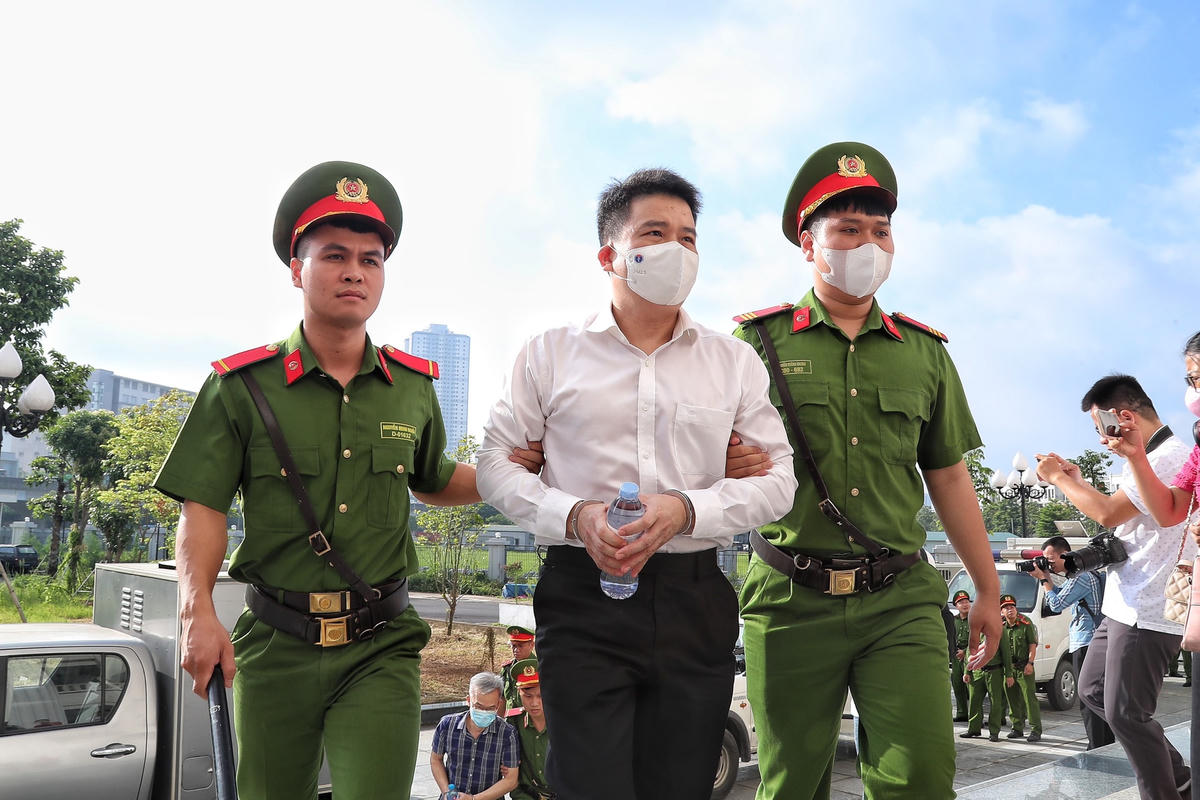 Nhằm phục vụ việc xét xử, tòa án triệu tập 16 công ty thương mại du lịch, dịch vụ với tư cách người có quyền lợi và nghĩa vụ liên quan. Phần lớn trong số này là các pháp nhân có liên quan trực tiếp đến hành vi đưa và nhận hối lộ.