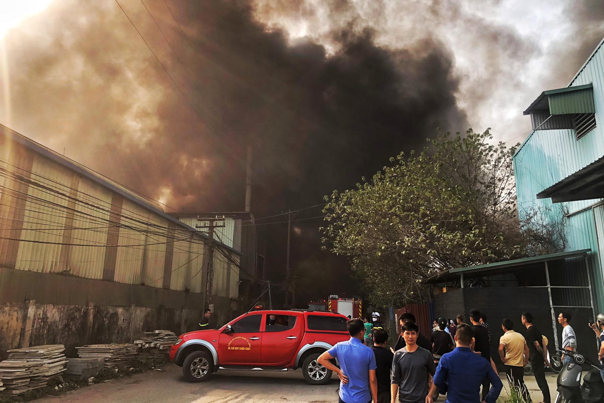 Theo đội Cảnh sát PCCC khoảng 15h chiều ngày 9/3, nhận được tin báo cháy tại Công ty TNHH và Sản xuất Tân Huy Hoàng nằm trong Cụm công nghiệp Phú Minh có địa chỉ tại phường Cổ Nhuế 2, quận Bắc Từ Liêm. Đội Cảnh sát PCCC đã ngay lập tức có mặt để tiến hành dập lửa.