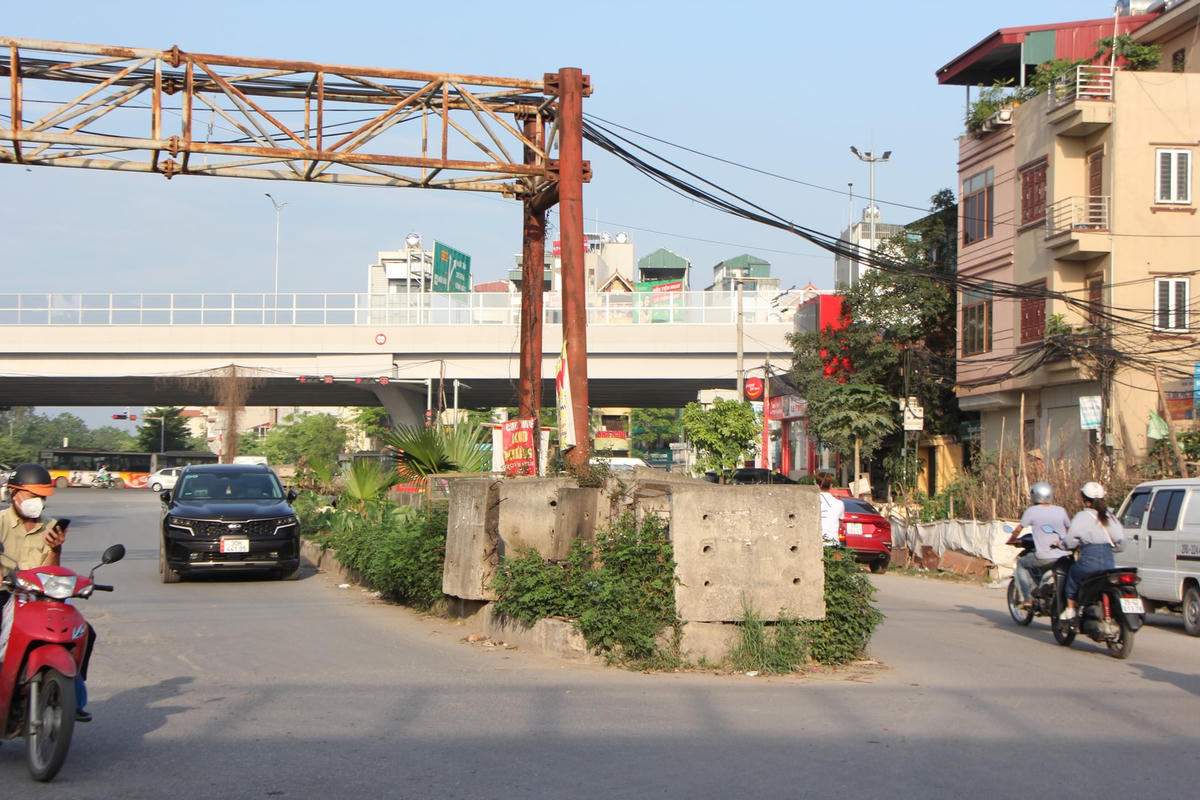 Tuyến đường nối bắt đầu tư tòa nhà Sunshine City cắt qua đường Nguyễn Hoàng Tôn, Phạm Văn Đồng, Nguyễn Đình Tứ (đoạn nút thắt ngã ba chợ Tân Xuân) và hướng về đường Đức Thắng.Theo ghi nhận của PV, đoạn đường từ Phạm Văn Đồng vào ngã ba chợ Tân Xuân – Nguyễn Đình Tứ vẫn chưa hoàn thiện, nhiều ống cống đặt ngổn ngang giữa lòng đường khiến người dân đi lại rất khó khăn.Cứ đến giờ cao điểm đoạn đường tại nút thắt ngã ba Nguyễn Đình Tứ - Chợ Tân Xuân (đoạn đường tàu) xảy ra ùn tắc liên tục.Đoàn xe nối đuôi nhau thành một hàng dàiÔng Nguyễn Văn Hùng - tài xế lái xe Trường Đoàn Thị Điểm cho biết: “Hàng ngày tôi lái xe chở học sinh đi qua đoạn đường này, cứ vào khoảng 16h30 - 17h chiều đoạn đường này xảy ra ùn tắc liên tục. Do đoạn đường nút thắt hẹp mà họ lại vứt ống cống ra ngay đường làm cho giao thông ách tắc, người dân đi lại rất khó khăn”.