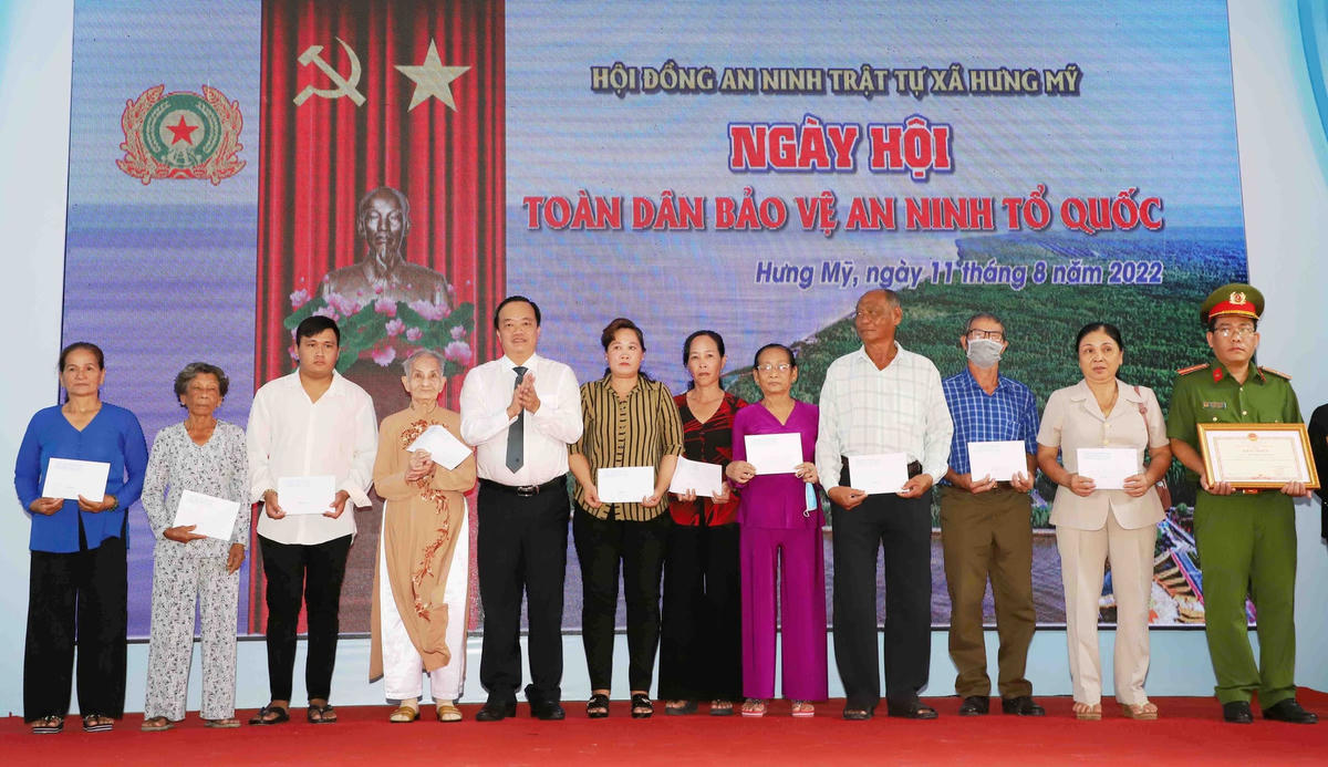 Ông Huỳnh Quốc Việt, Chủ tịch UBND tỉnh Cà Mau tặng quà cho bà con nhân dân xã Hưng Mỹ. 