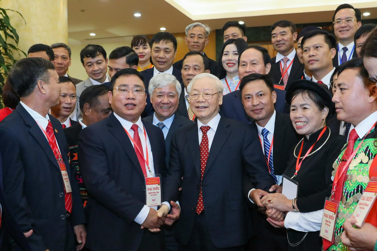 Tổng Bí thư Nguyễn Phú Trọng và các đại biểu cán bộ Mặt trận cơ sở tiêu biểu.