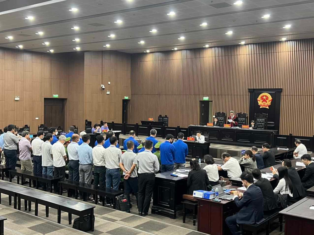Các bị cáo nghe tòa tuyên án sáng 27/10.